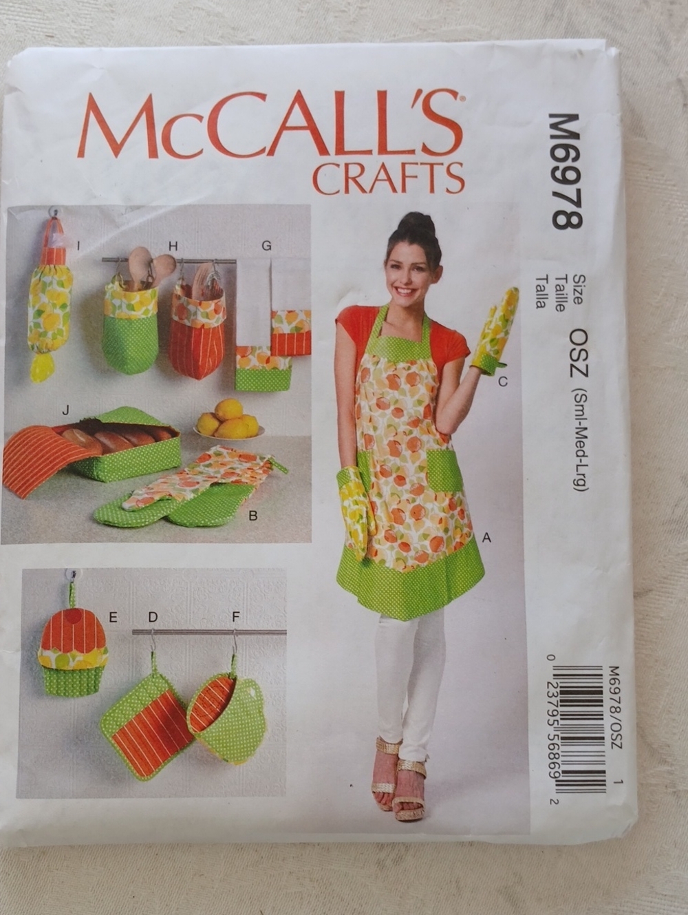 McCall's M6978 Apron Pot Holder Oven Mitts Kitchen Towels Storage Bread